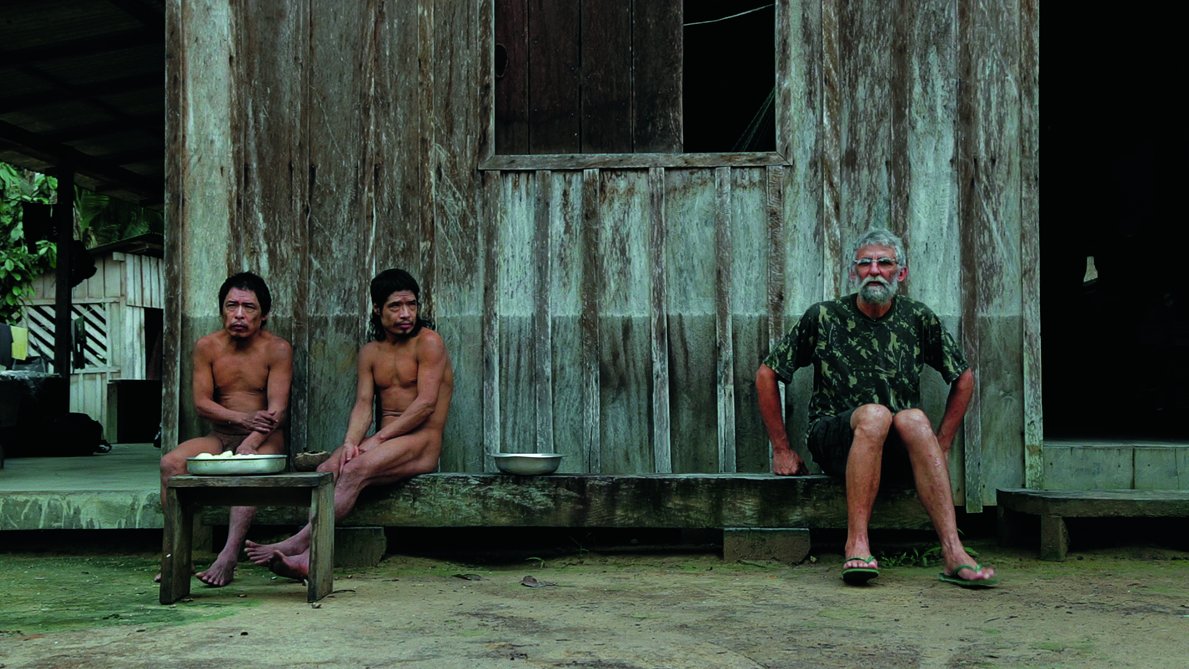 Pakyi en Tamandua ontmoeten hulpverlener Jair Candor (rechts)