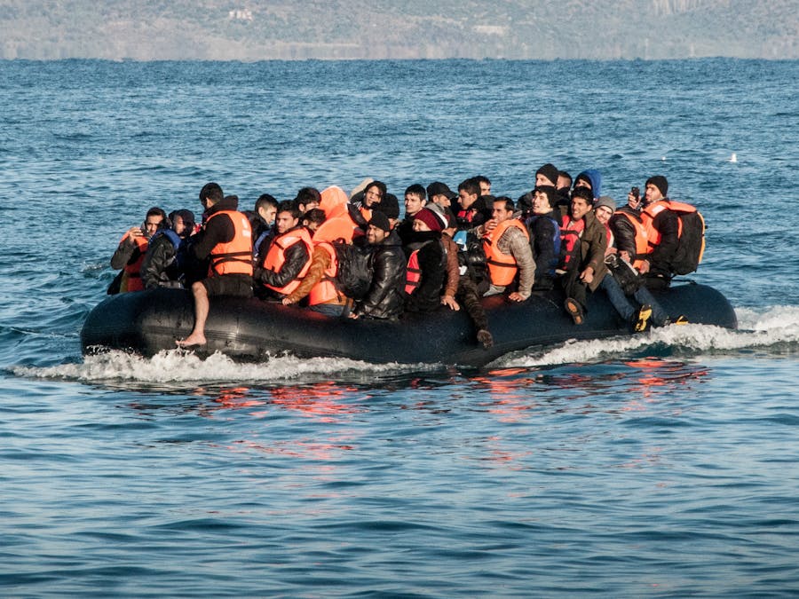 Vluchtelingen arriveren per boot vanuit Turkije op het Griekse eiland Lesbos.