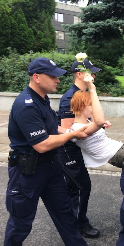 Een demonstrant in de Poolse hoofdstad Warschau wordt verwijderd door de politie.