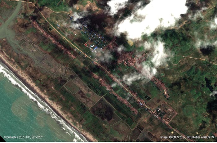 Op satellietbeelden van het dorp Inn Dinn uit September 2017 is te zien dat huizen van Rohingya zijn platgebrand, terwijl huizen van niet-Rohingya ongemoeid zijn gelaten.