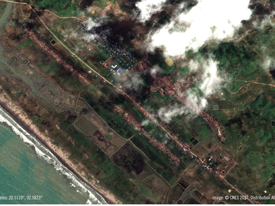 Op satellietbeelden van het dorp Inn Dinn uit September 2017 is te zien dat huizen van Rohingya zijn platgebrand, terwijl huizen van niet-Rohingya ongemoeid zijn gelaten.