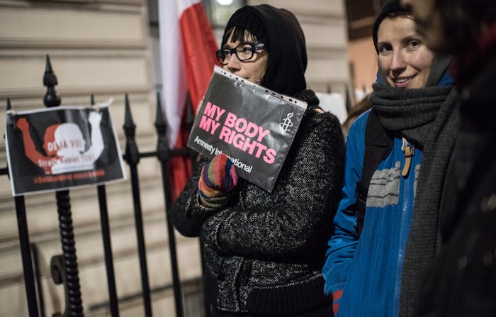 Demonstratie voor de Poolse ambassade in Londen tegen verdere inperking van het recht op abortus in Polen.