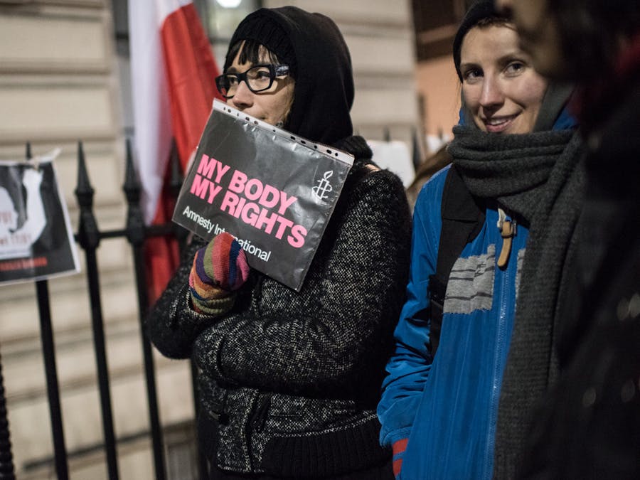 Demonstratie voor de Poolse ambassade in Londen tegen verdere inperking van het recht op abortus in Polen.