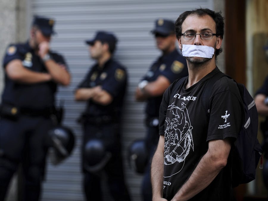 Een man protesteert met dichtgeplakte mond tegen de nieuwe, strengere Spaanse veiligheidswet (juni 2015). Tegenstanders van de wet vinden dat deze het recht op demonstreren schendt en de vrije meningsuiting aan banden legt.