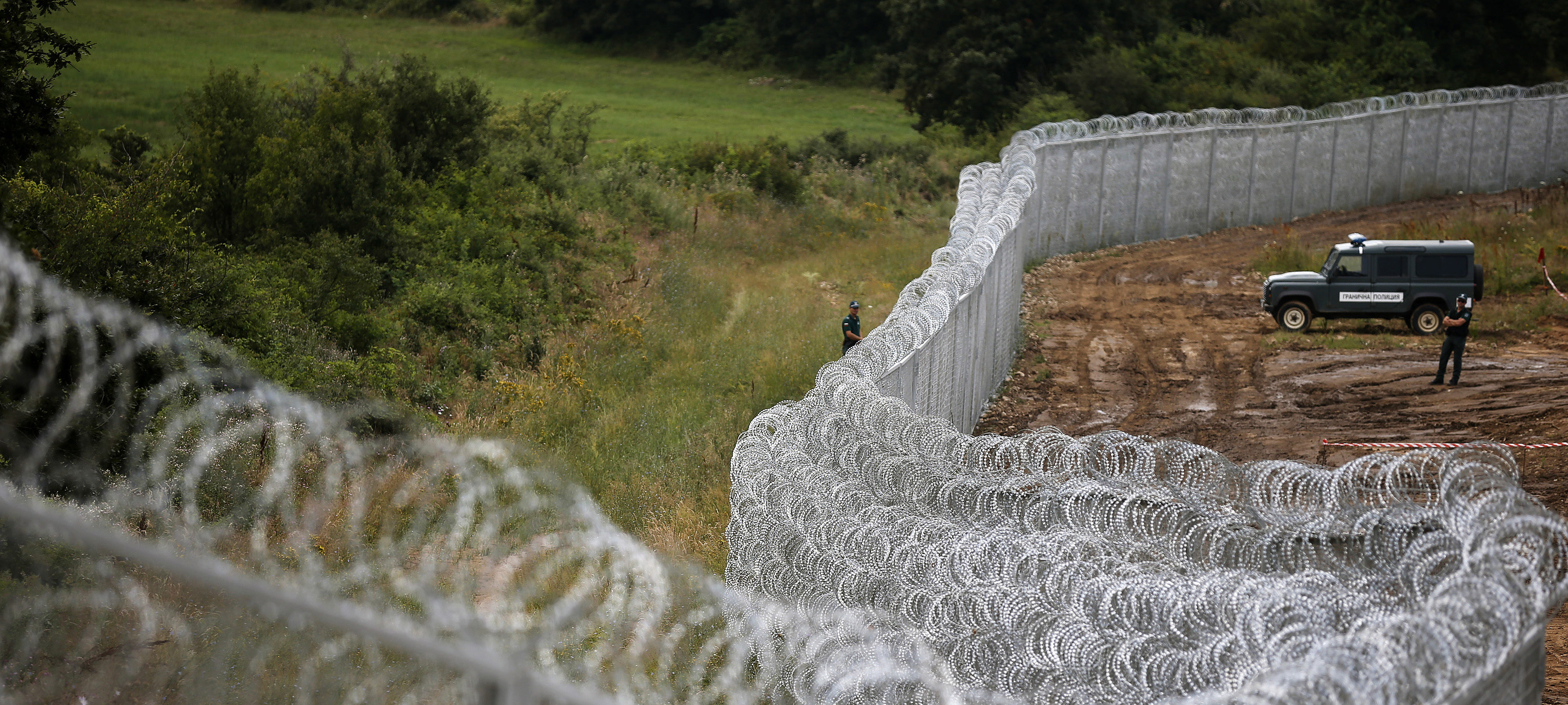 Bulgaarse oproerpolitie bij een prikkeldraadhek aan de Bulgaars-Turkse grens (2014). De Bulgaren bouwden het hek in een reactie op het stijgende aantal asielzoekers en vluchtelingen, die voornamelijk uit Syrië afkomstig waren.