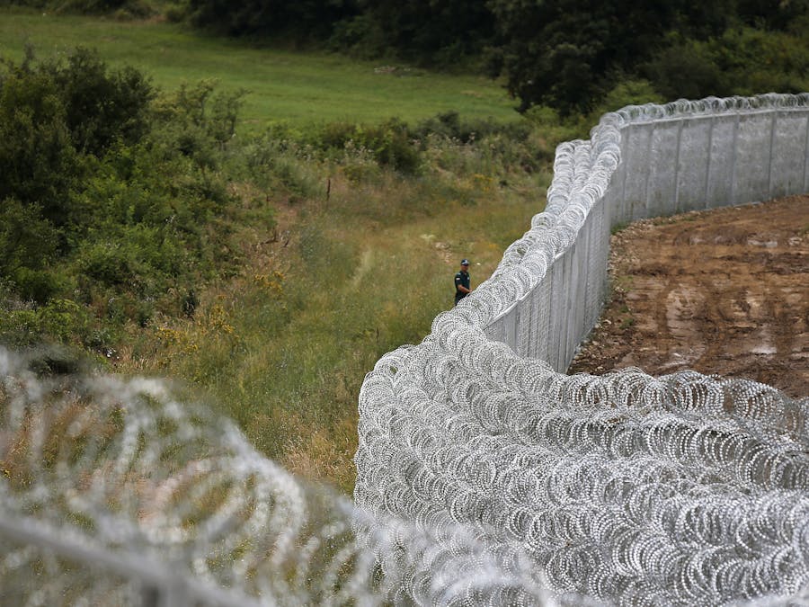 Bulgaarse oproerpolitie bij een prikkeldraadhek aan de Bulgaars-Turkse grens (2014). De Bulgaren bouwden het hek in een reactie op het stijgende aantal asielzoekers en vluchtelingen, die voornamelijk uit Syrië afkomstig waren.