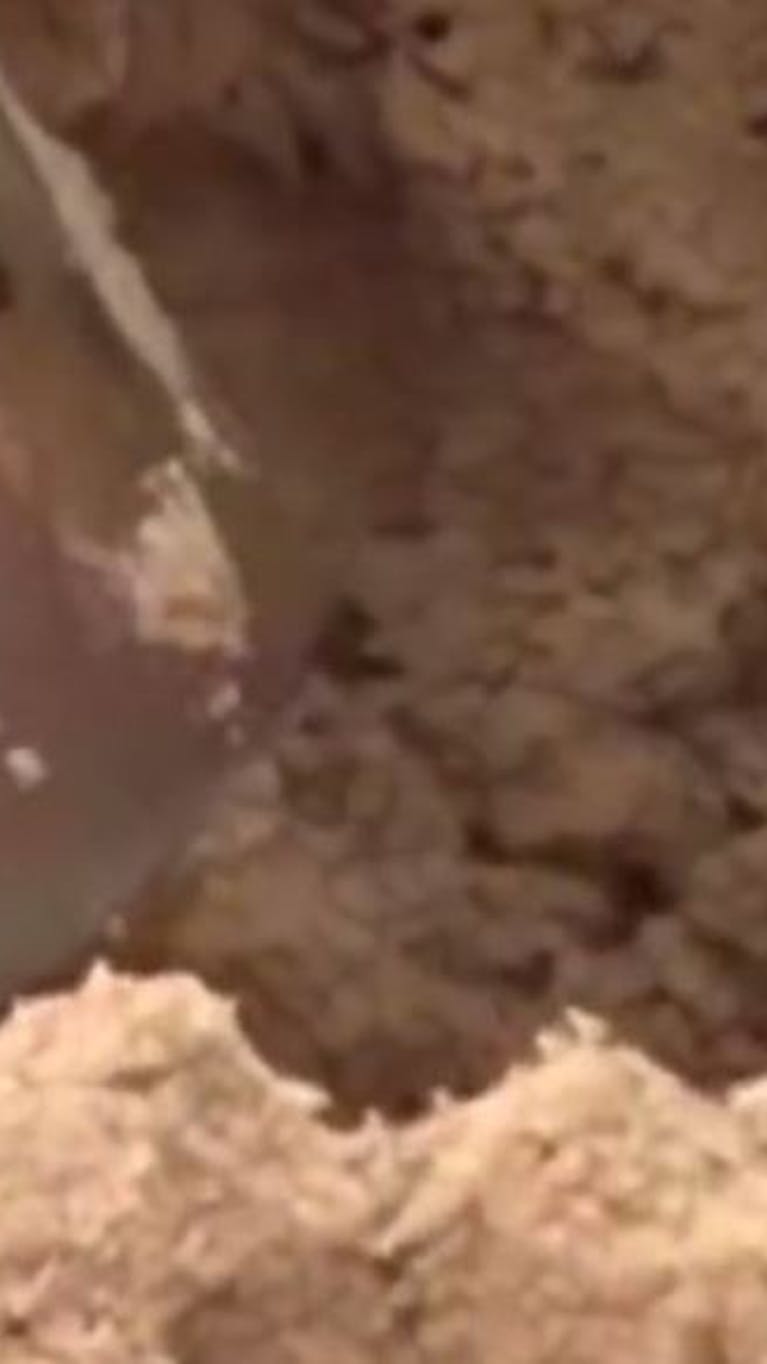 Het duidelijk zichtbare serienummer van een clusterbomb die de Egyptische luchtmacht afwierp boven de noordelijke Sinaï