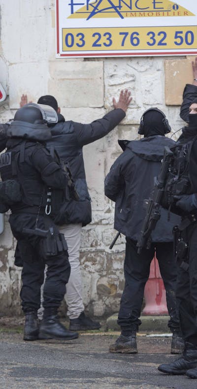 Na de aanval op Charlie Hebdo zijn Franse politie-eenheden op zoek naar de broers Said en Cheir Kouachi (januari 2015).