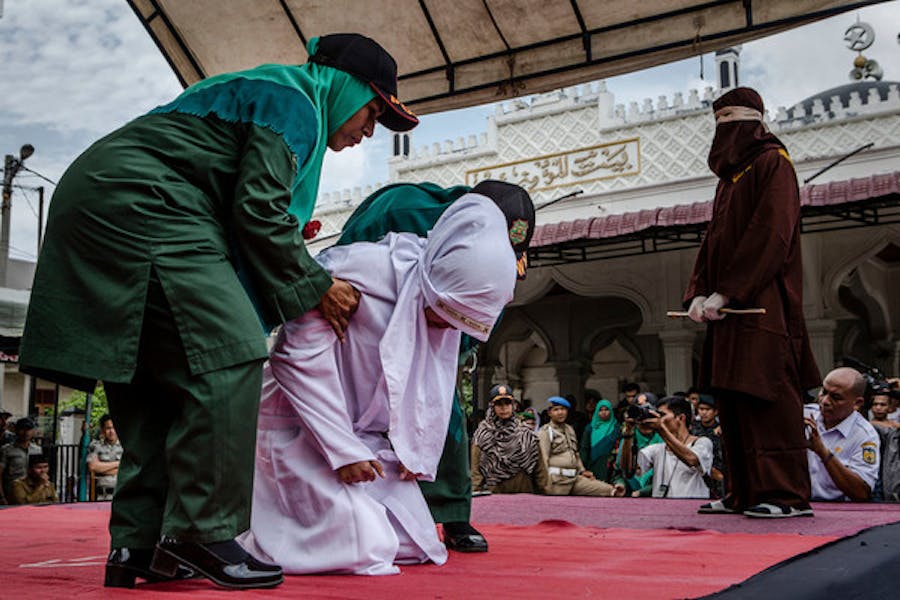 BANDA ACEH, INDONESIA - MARCH 20: An acehnese woman escorted by the sharia police women who will receive lashes of cane in public. Foto: Ulet Infansasti/Getty Images