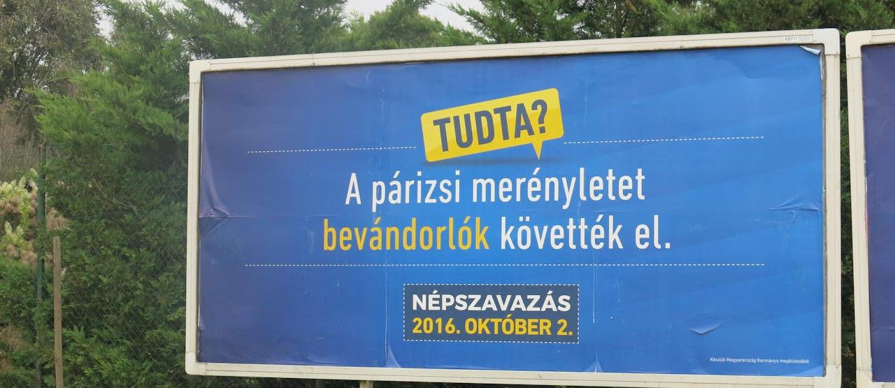 Een billboard in Boedapest met de tekst: 'Wist je dat? De aanslagen in Parijs werden gepleegd door immigranten.' De campagne werd gesponsord door de Hongaarse regering, ter promotie van een referendum over immigratie in 2016.