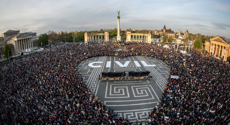 Solidariteitsactie voor ngo’s, april 2017. In de Hongaarse hoofdstad Budapest vormen activisten een hart.