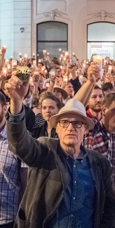 Demonstraties in Warschau tegen de uithollong van de rechtsstaat en de ondermijning van de onafhankelijke rechtspraak