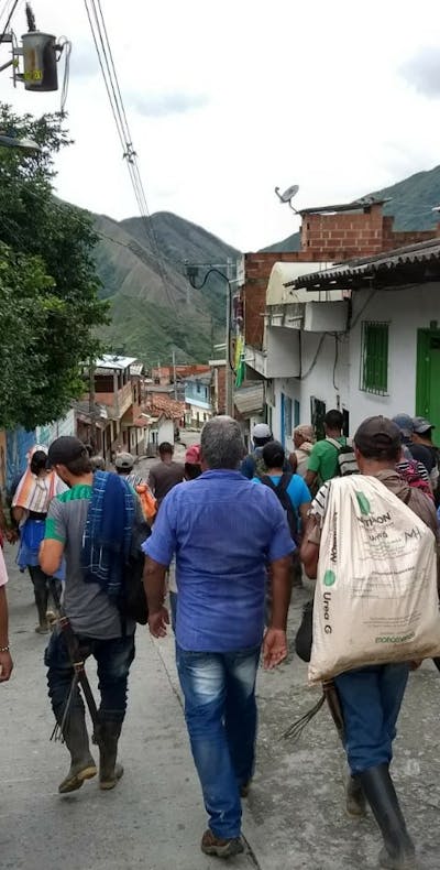 Leden van de beweging Ríos Vivos in de straten van Antiquia