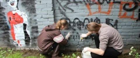 Studenten van Citizens Watch schilderen hatelijke symbolen op hun school weg Studenten van Citizens Watch schilderen hatelijke symbolen op hun school weg