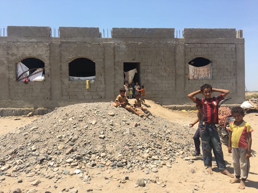 Spelende kinderen bij een half afgebouwd gebouw in Gawa’la, een woestijngebied buiten Aden. De kinderen zijn vluchtelingen uit de provincie Hodeidah.