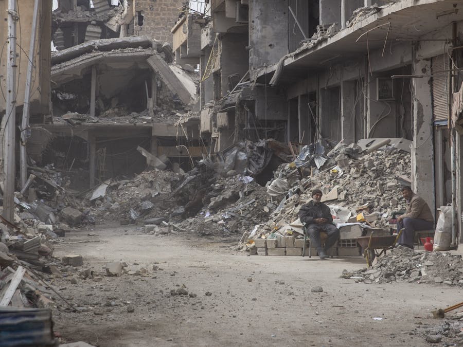 Twee inwoners van Raqqa te midden van de puinhopen.