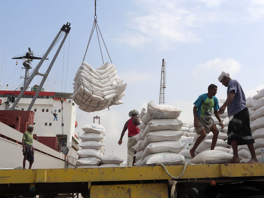 Een lading graan van Unicef wordt uitgeladen in de haven van Hodeida, Jemen (januari 2018)