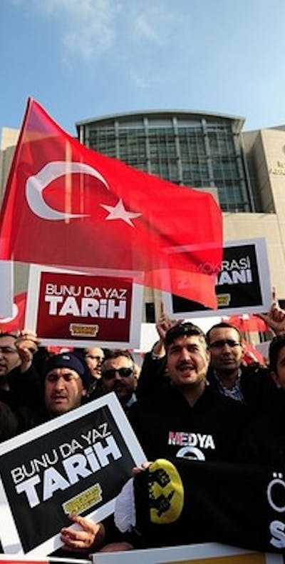 Zes journalisten van de Turkse krant Zaman zijn tot lange gevangenisstraffen veroordeeld