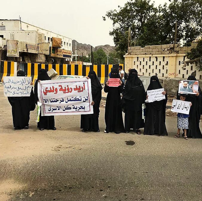 Families van gevangenen protesteren bij het presidentiële complex in Aden, Jemen (19 juni 2018).