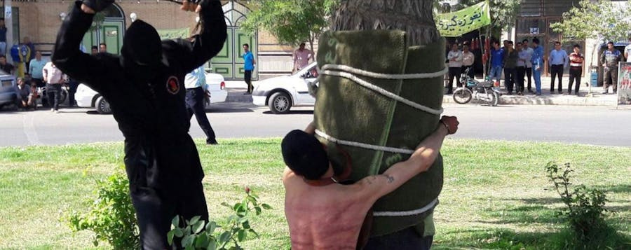 Een man in Iran kreeg 80 zweepslagen als straf voor het feit dat hij als kind alcohol had gedronken op een bruiloft - tien jaar geleden.