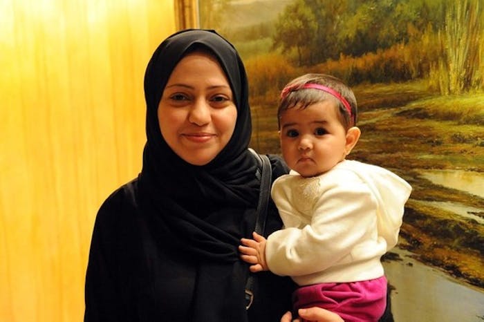 Samar Badawi en haar dochtertje oud