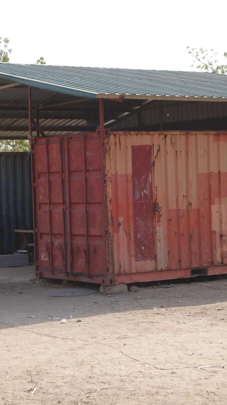 In deze containers in Zuid-Sudan werden in 2015 gevangenen opgesloten