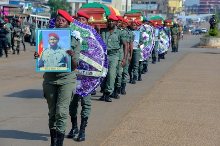 Soldaten dragen de koffers van gedode soldaten in het Engelssprekende deel van Kameroen