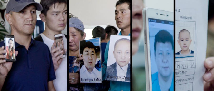 Demonstranten met foto's van verdwenen Oeigoeren. In China zitten circa 1 miljoen Turkstalige moslims opgesloten in 'heropvoedingskampen'.