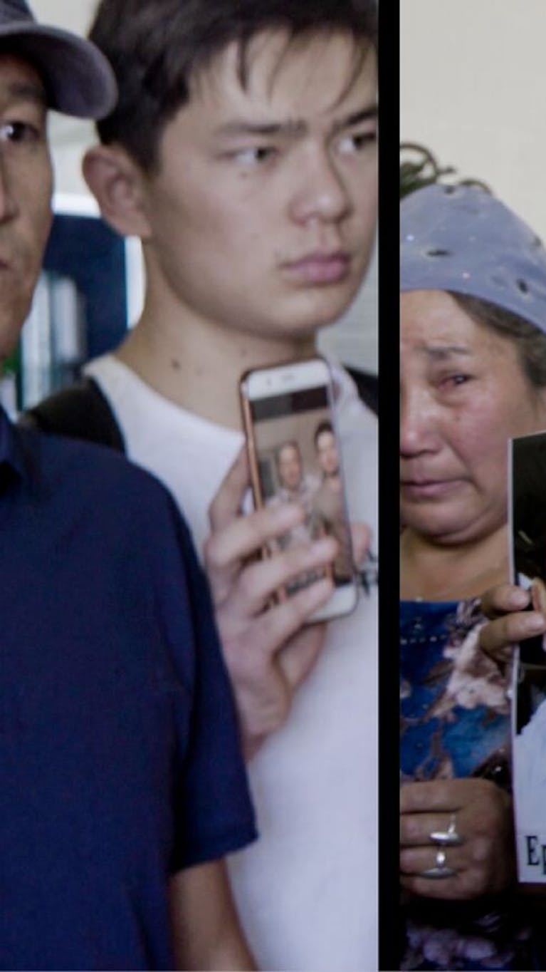 Demonstranten met foto's van verdwenen Oeigoeren. In China zitten circa 1 miljoen Turkstalige moslims opgesloten in 'heropvoedingskampen'.
