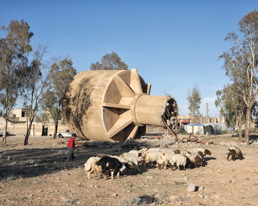 Een verwoeste watertank in Al Hazimah, Syrie.