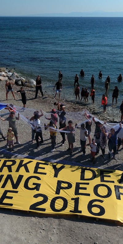 Activisten en vluchtelingen voeren actie op Lesbos tegen EU-Turkije migratiedeal