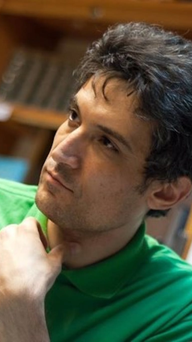 Vrouwenrechtenactivist Fardhad Meysami voert actie tegen de verplichte hijab voor vrouwen in Iran