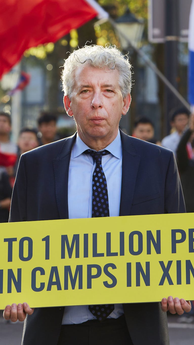 De voormalige directeur van Amnesty Nederland Eduard Nazarski demonstreert bij het Binnenhof voor mensenrechten en vrijheid in China.