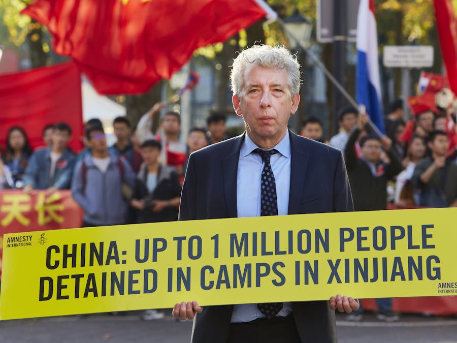 De voormalige directeur van Amnesty Nederland Eduard Nazarski demonstreert bij het Binnenhof voor mensenrechten en vrijheid in China.