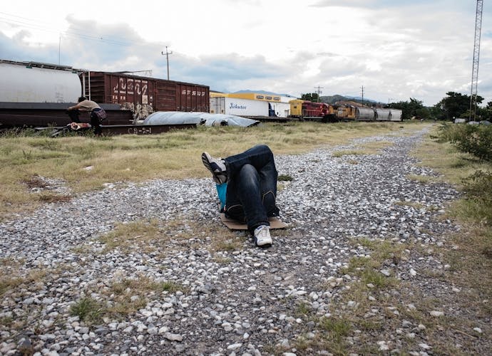 Wachten op een Mexicaanse goederentrein naar het noorden die vaart mindert, om erop te kunnen springen.