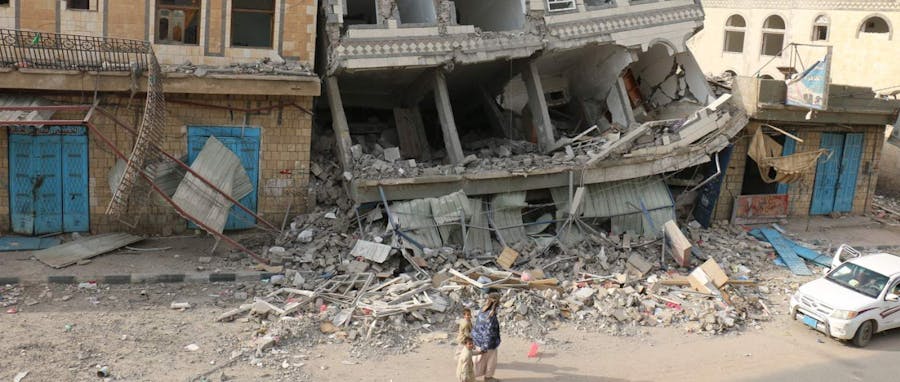 Door oorlogsgeweld verwoeste gebouwen in Yemen. De Verenigde Arabische Emiraten voorzien milities in Yemen ruim van wapens en verergeren daarmee de situatie in het land.