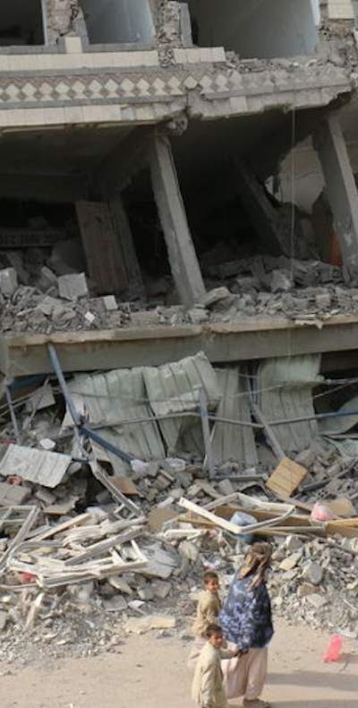 Door oorlogsgeweld verwoeste gebouwen in Yemen. De Verenigde Arabische Emiraten voorzien milities in Yemen ruim van wapens en verergeren daarmee de situatie in het land.