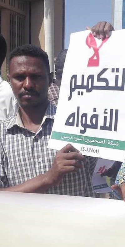 Sudan: journalisten demonstreren tegen onderdrukking voor het kantoor van de Nationale Raad voor de Pers en Gedrukte Publicaties (2017).