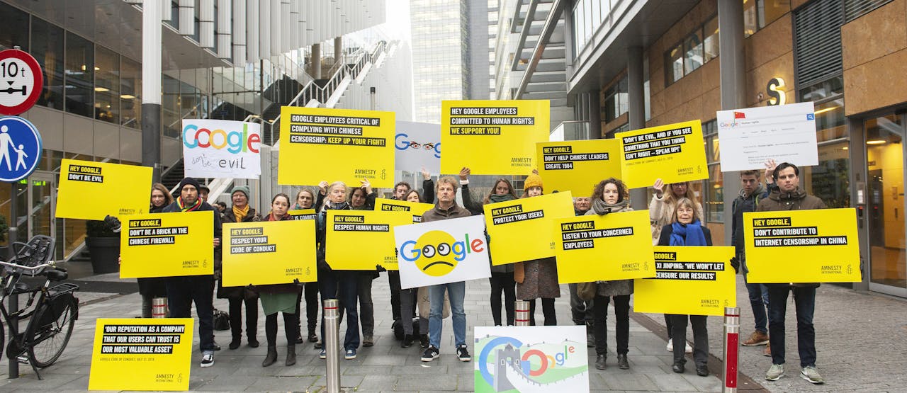 Amnesty demonstreert bij het kantoor van Google op de Amsterdamse Zuidas, op 27 november 2018.