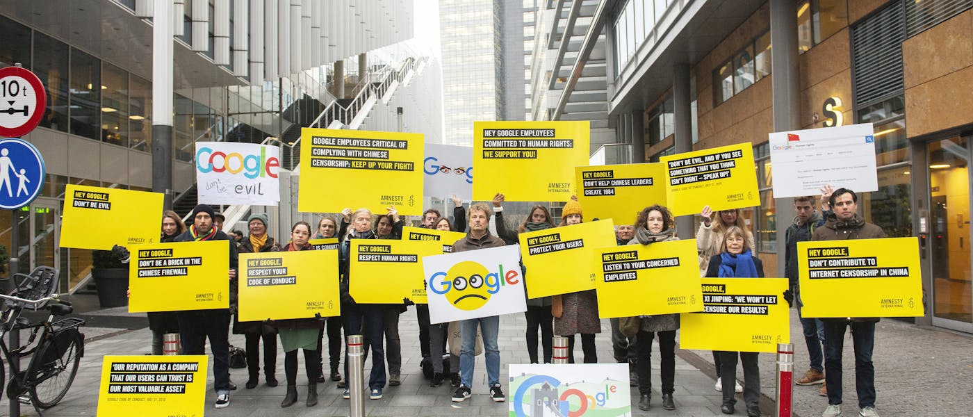 Amnesty demonstreert bij het kantoor van Google op de Amsterdamse Zuidas, op 27 november 2018.