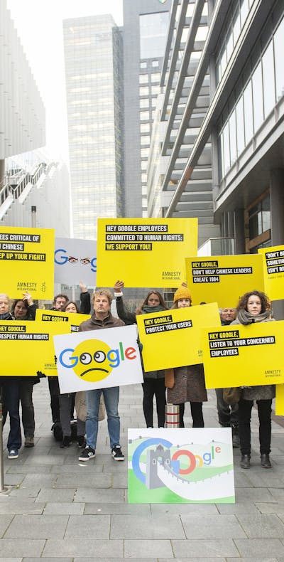 Amnesty demonstreert bij het kantoor van Google op de Amsterdamse Zuidas, op 27 november 2018.