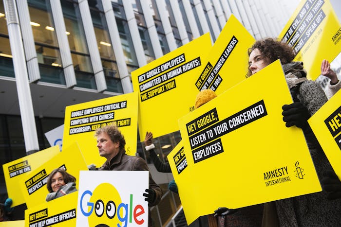 Amnesty demonstreert bij het kantoor van Google op de Amsterdamse Zuidas, op 27 november 2018. Amnesty roept Google op om onmiddellijk te stoppen met de ontwikkeling van een zoek-app voor de Chinese markt, waarmee zoeken naar termen als “mensenrechten” onmogelijk is.