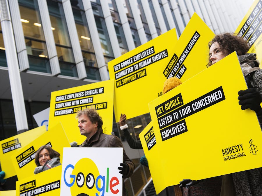 Amnesty demonstreert bij het kantoor van Google op de Amsterdamse Zuidas, op 27 november 2018. Amnesty roept Google op om onmiddellijk te stoppen met de ontwikkeling van een zoek-app voor de Chinese markt, waarmee zoeken naar termen als “mensenrechten” onmogelijk is.