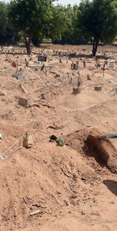 Begraafplaats waar slachtoffers van Boko Haram en gedode leden van deze gewapende groepering begraven zijn, Nigeria