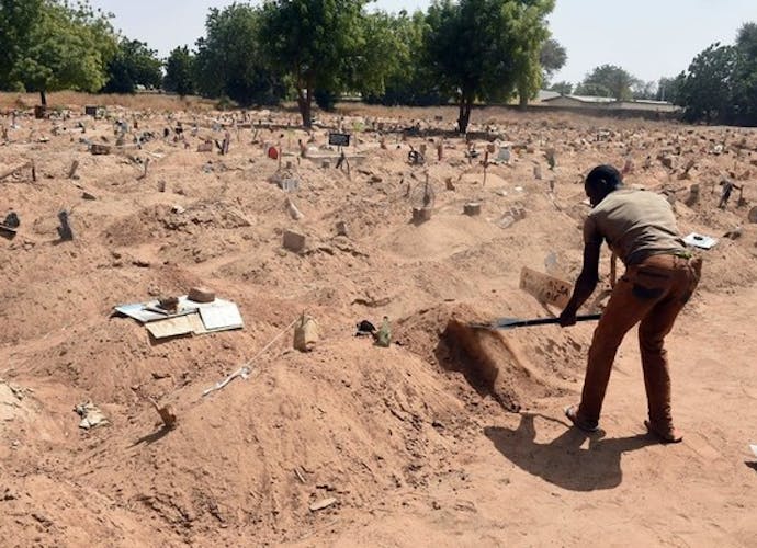 Begraafplaats waar slachtoffers van Boko Haram en gedode leden van deze gewapende groepering begraven zijn, Nigeria
