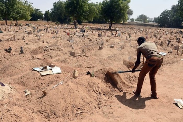 Begraafplaats waar slachtoffers van Boko Haram en gedode leden van deze gewapende groepering begraven zijn, Nigeria