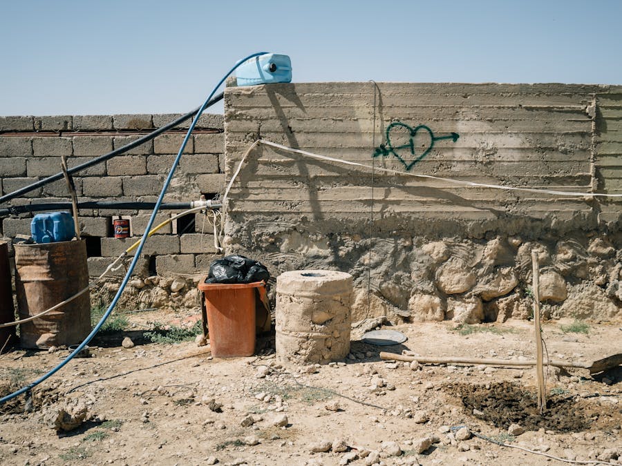 Vernielde waterput in het Sjinjargeberte waar Yezidi het geweld van IS ontvluchtten, Irak