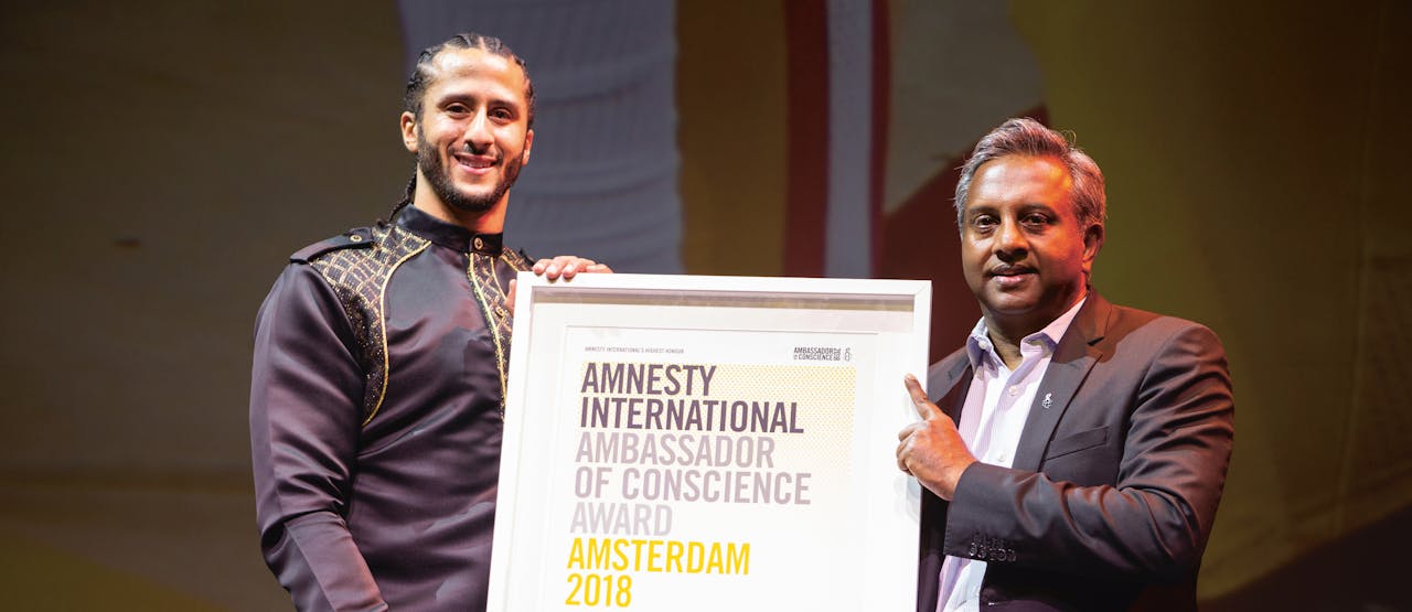 Colin Kaepernick ontvangt de Ambassador of Conscience Award 2018 uit handen van Amnesty’s secretaris-generaal Salil Shetty