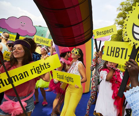 De Amnesty-boot tijdens de Canal Parade op de Gay Pride 2018 in Amsterdam