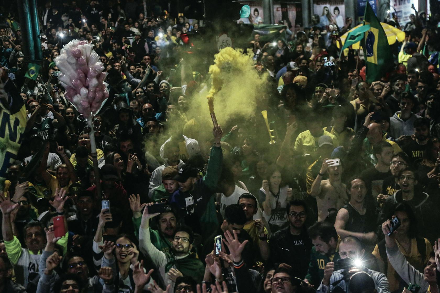 Aanhangers vieren de overwinning van Bolsonaro in de straten van Sao Paolo